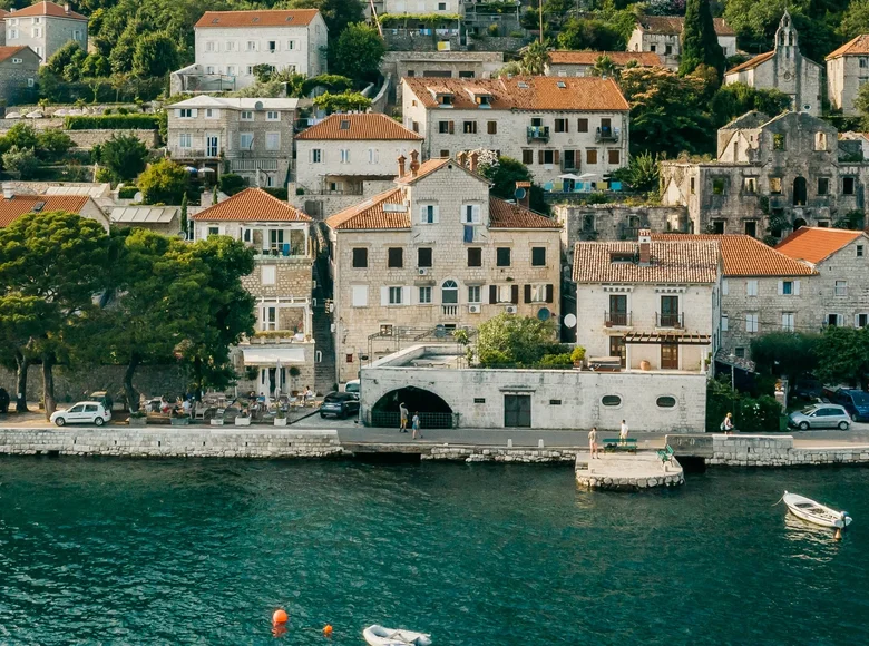 2 bedroom apartment 93 m² Perast, Montenegro