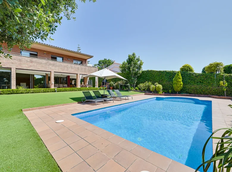 6 bedroom villa 586 m² Teia, Spain