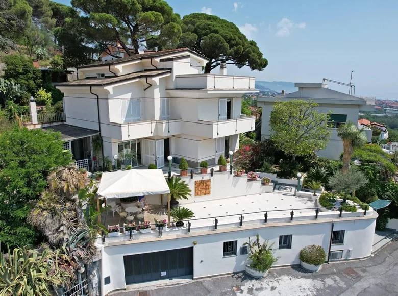4-Schlafzimmer-Villa 365 m² Loano, Italien