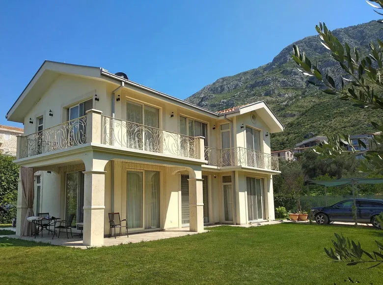 3 bedroom villa 235 m² Budva, Montenegro