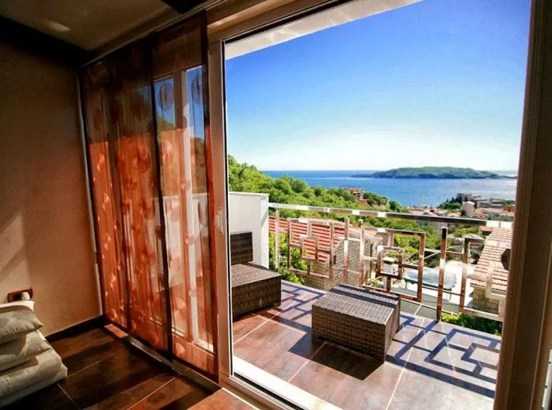 Villa de 4 dormitorios 240 m² Becici, Montenegro