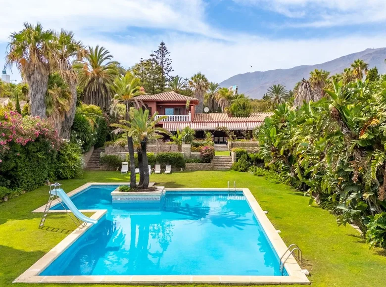 9 bedroom house 1 098 m² Estepona, Spain