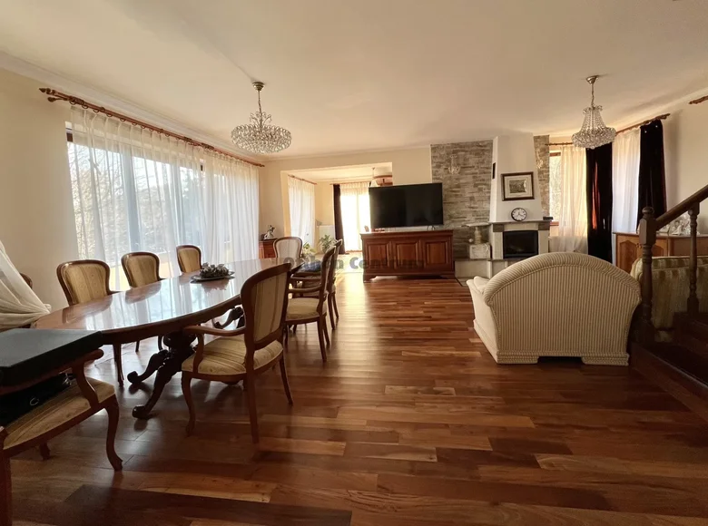 8 room house 251 m² Nagykovacsi, Hungary