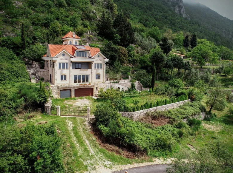 Casa 6 habitaciones 392 m² Przno, Montenegro