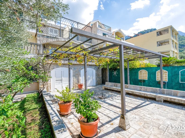 Villa 10 Schlafzimmer 375 m² Budva, Montenegro