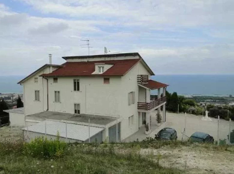 House 15 rooms 500 m² Terni, Italy
