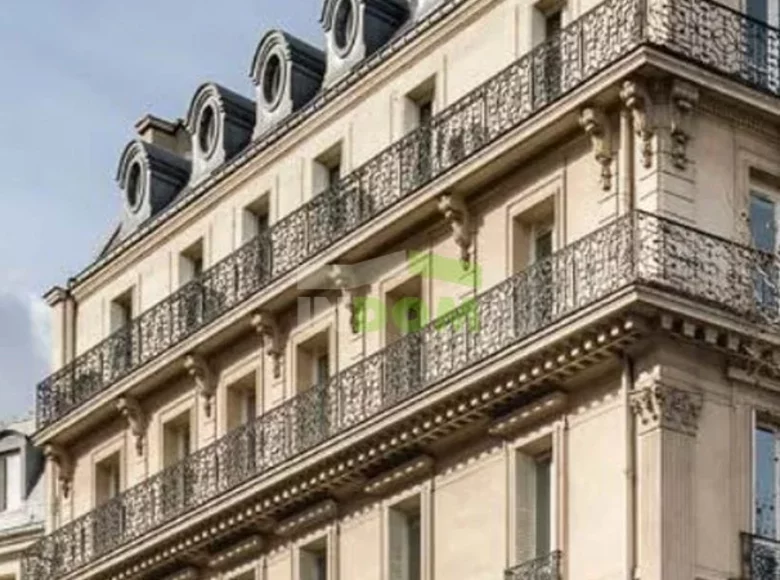 Maison des revenus 2 423 m² à Paris, France