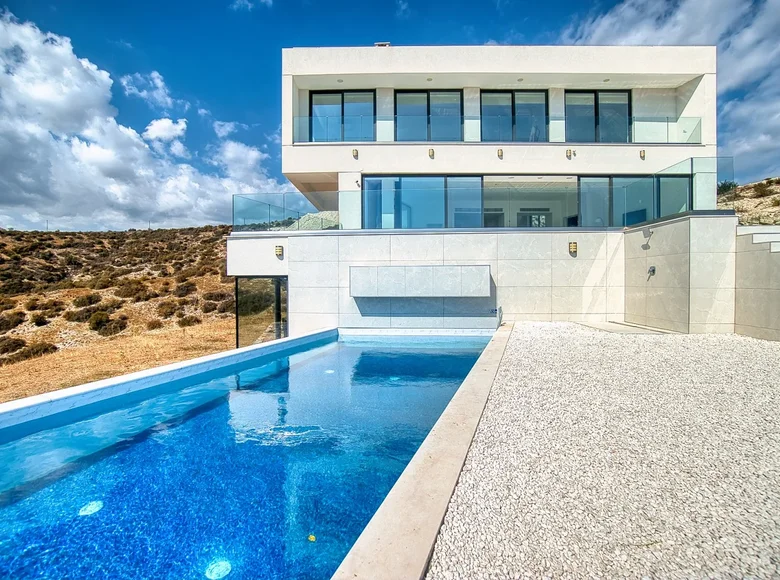 8 bedroom House 737 m² Agios Tychonas, Cyprus