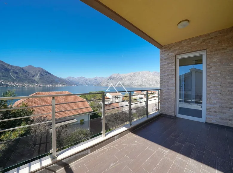 2 bedroom apartment 108 m² Dobrota, Montenegro