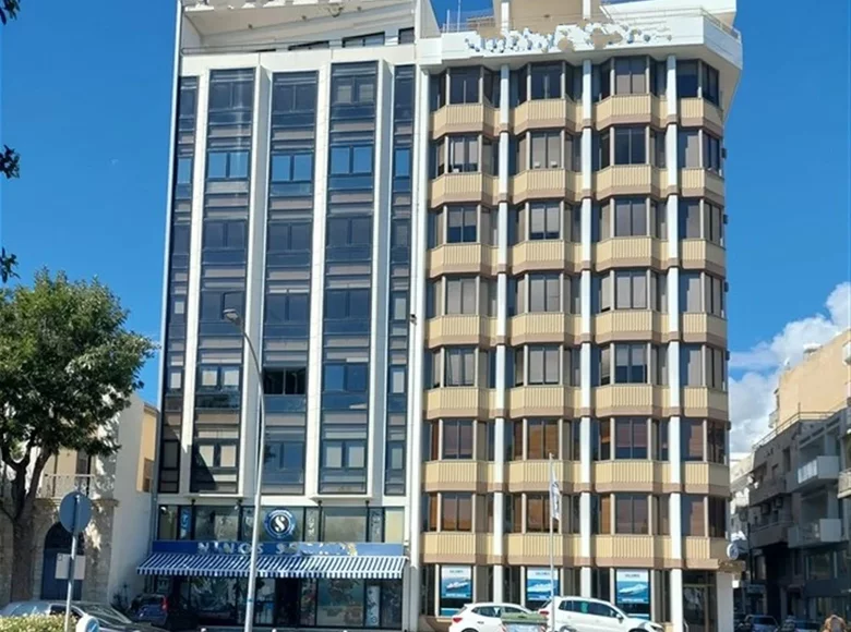 Bureau  à Limassol, Bases souveraines britanniques