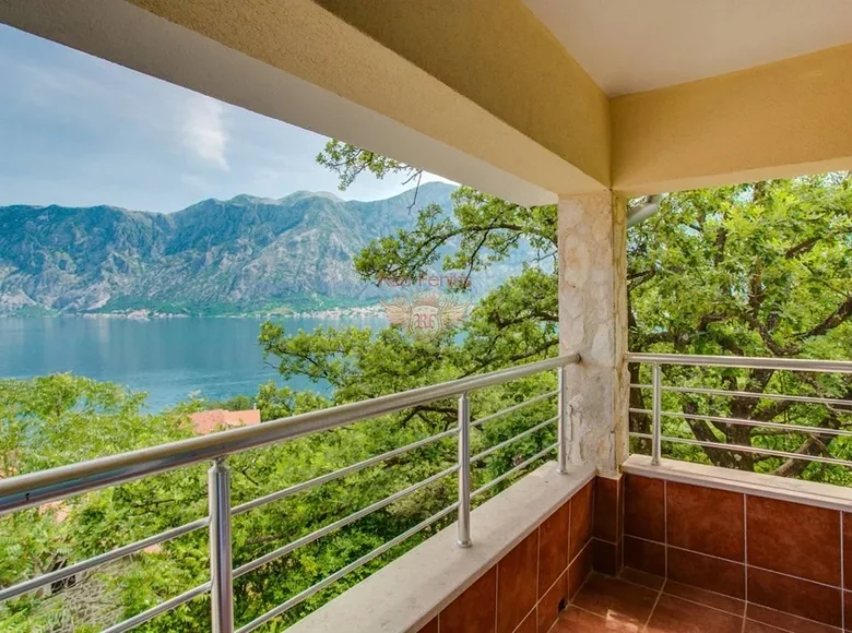 2 bedroom apartment 112 m² Prcanj, Montenegro