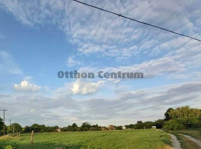 Land 1 836 m² Cegled, Hungary