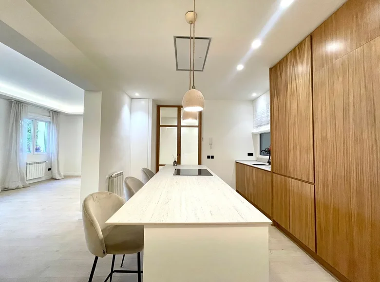 Mieszkanie 3 pokoi 146 m² Madryt, Hiszpania