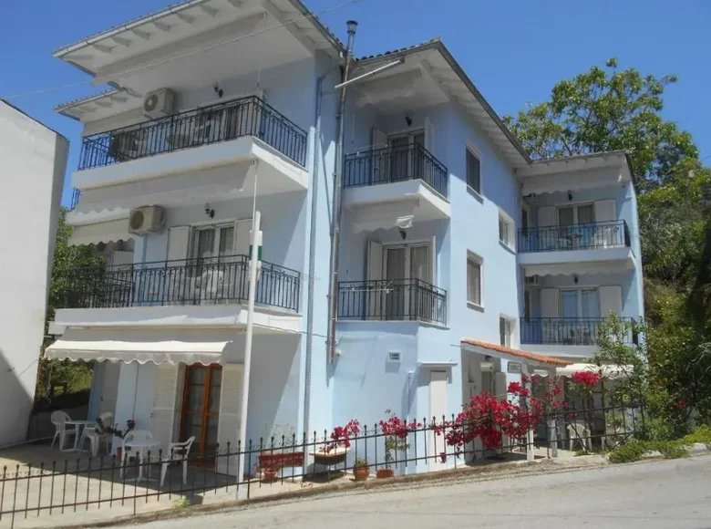 Hotel 360 m² in Agia Paraskevi, Greece