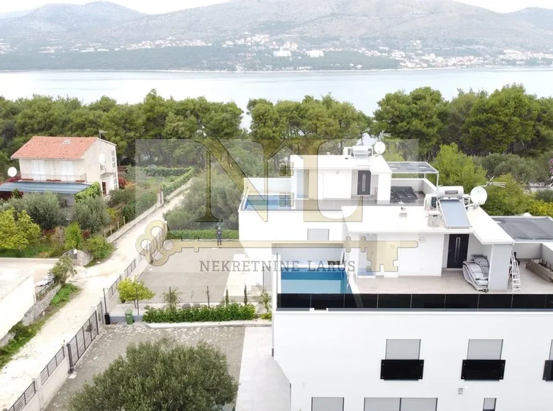 5 bedroom house 270 m² Okrug Donji, Croatia