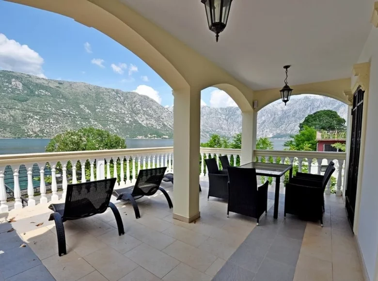 Villa de tres dormitorios 275 m² Kotor, Montenegro
