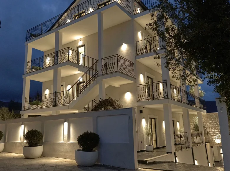 Villa 8 bedrooms  Tivat, Montenegro