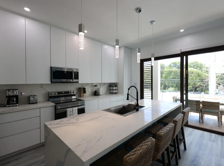 2 bedroom condo 123 m² West Bay, Honduras