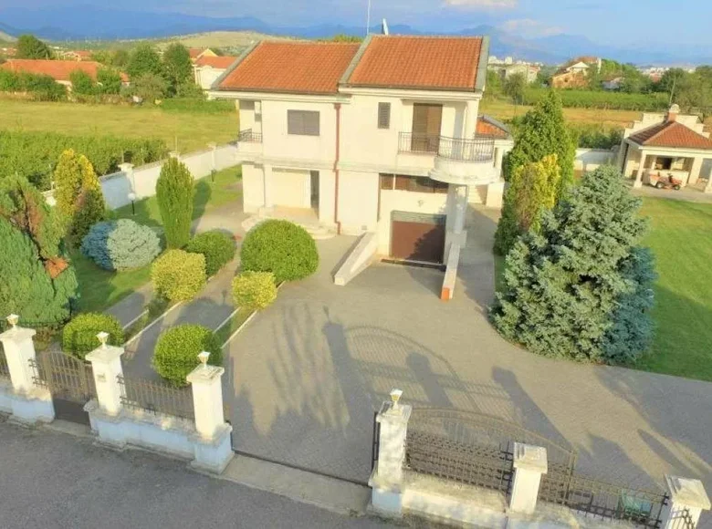 Parcelas 4 habitaciones 320 m² Podgorica, Montenegro
