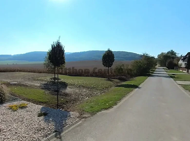 Land 1 004 m² Tarjan, Hungary