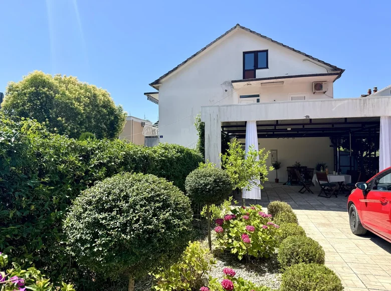Apartamento 4 habitaciones 100 m² en Tivat, Montenegro