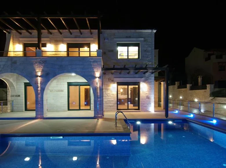 4 bedroom Villa 330 m² Plaka, Greece