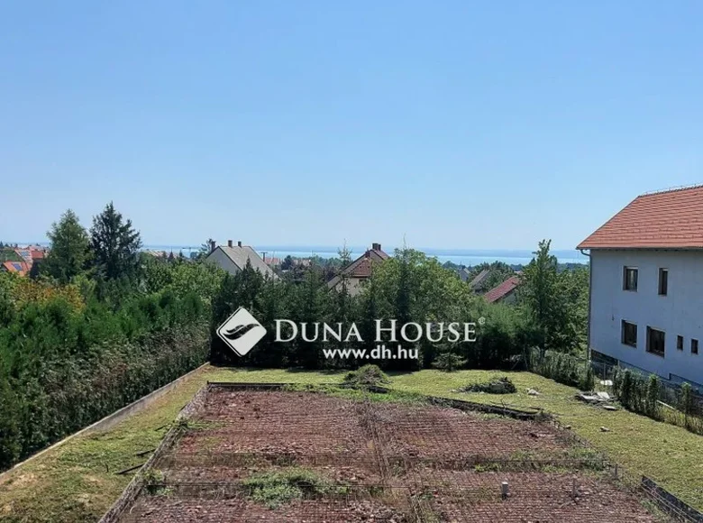 Land 800 m² Balatonfuered, Hungary