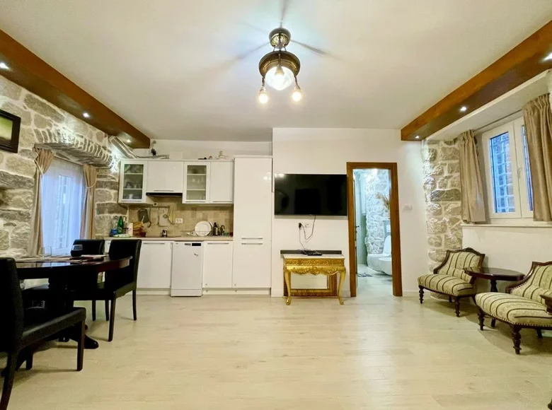 3 bedroom apartment 114 m² Dobrota, Montenegro