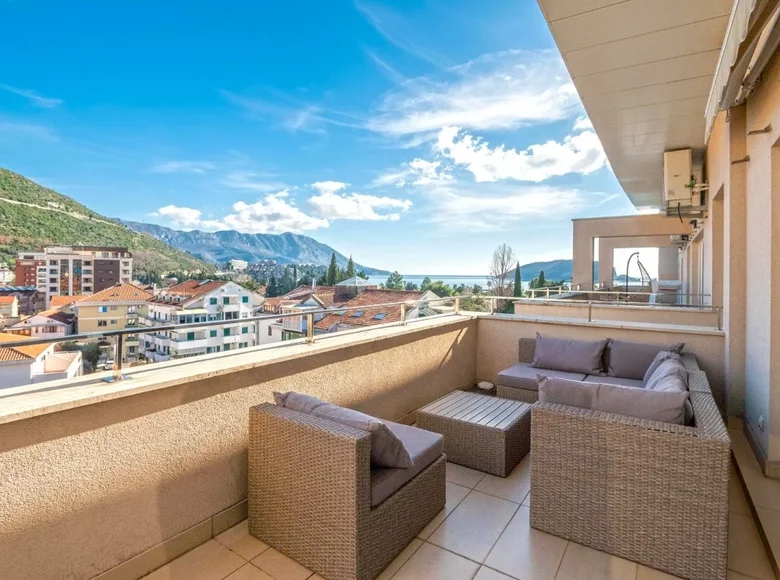 Multilevel apartments 3 bedrooms 170 m² Budva, Montenegro