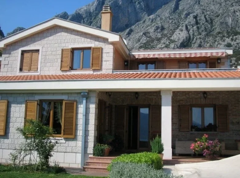 Wohnung 4 Schlafzimmer 280 m² Dobrota, Montenegro