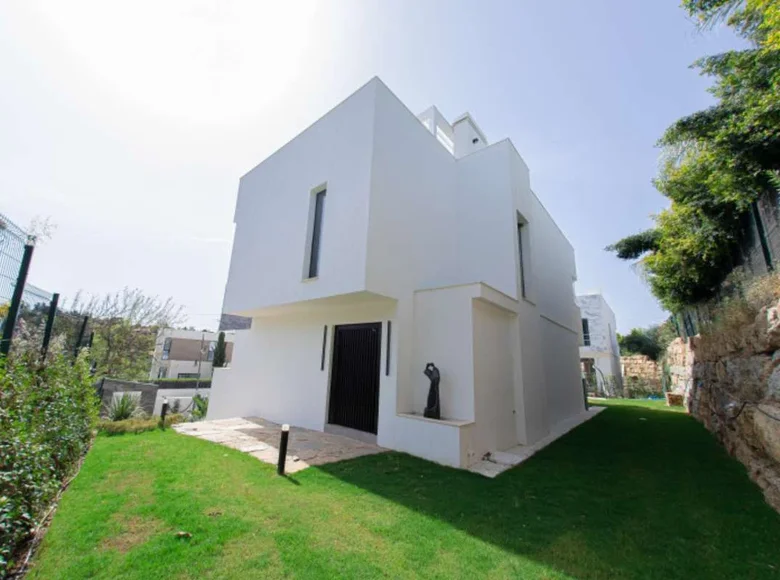 4-Schlafzimmer-Villa 499 m² Estepona, Spanien