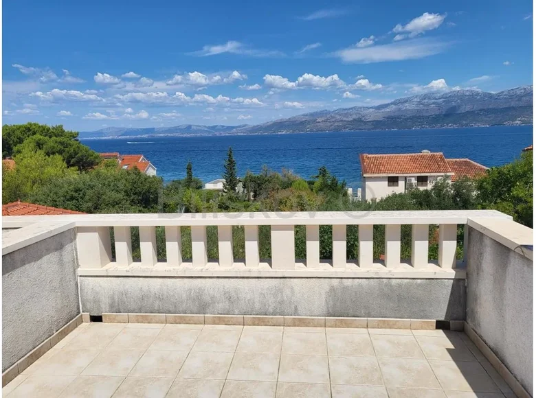 9 room house 450 m² Splitska, Croatia