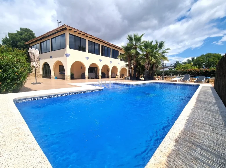 4-Schlafzimmer-Villa 550 m² lAlfas del Pi, Spanien