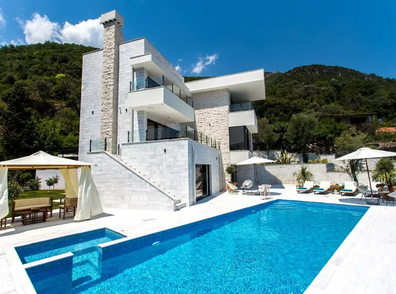 villa de 5 dormitorios 432 m² Kumbor, Montenegro