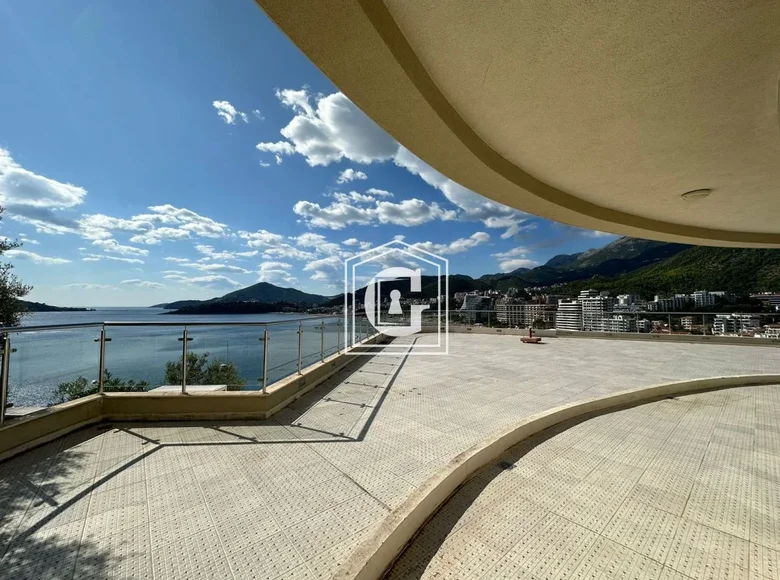 4 bedroom apartment 221 m² Rafailovici, Montenegro