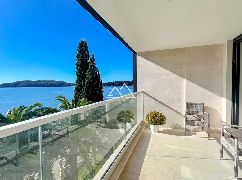 2 bedroom apartment 107 m² Rafailovici, Montenegro