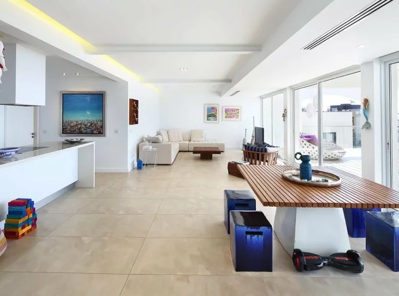 Mieszkanie 3 pokoi 185 m² Społeczność St. Tychon, Cyprus