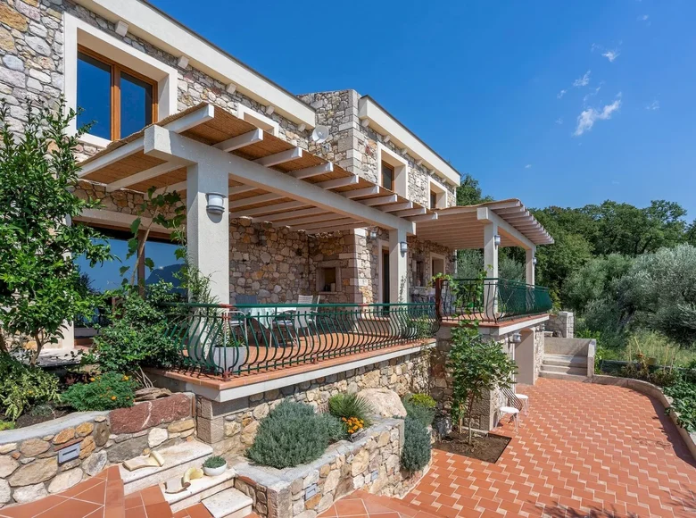 3 bedroom villa 356 m² Buljarica, Montenegro