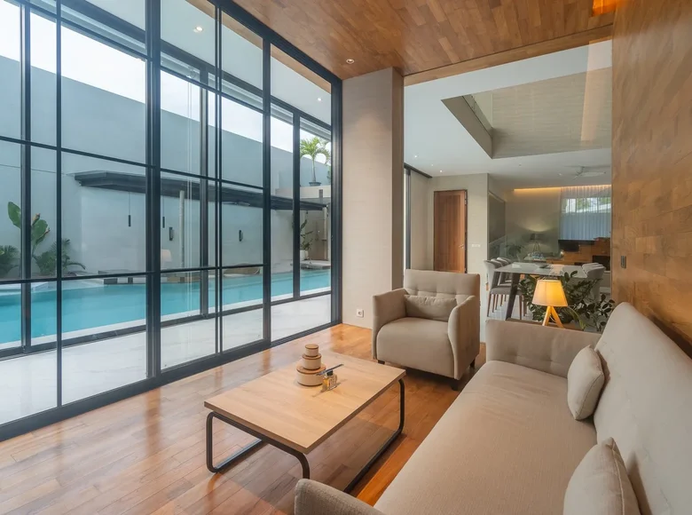 Villa de 4 dormitorios 740 m² Kerobokan Kelod, Indonesia