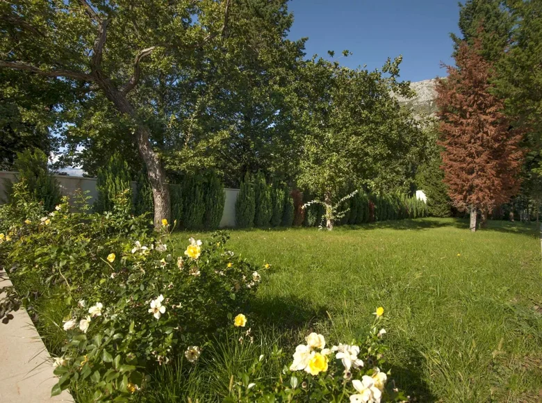 5 bedroom villa 668 m² Katun Rezevici, Montenegro