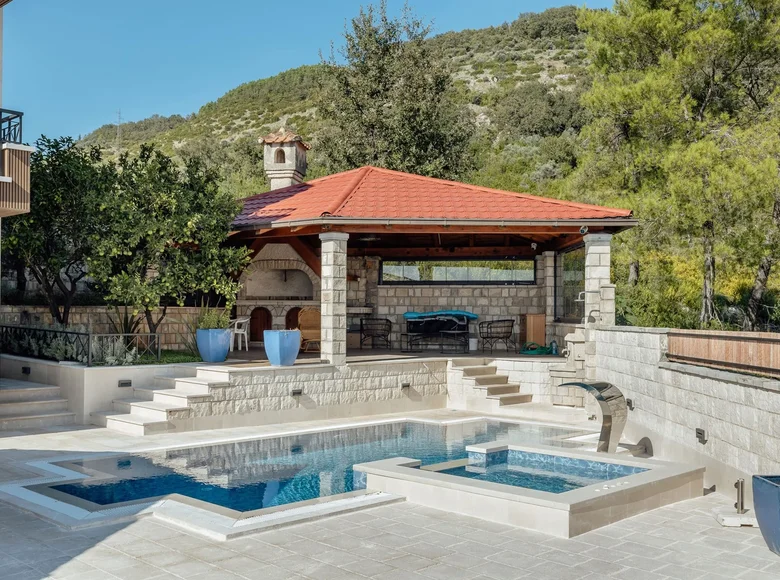 Villa 8 habitaciones 240 m² Tivat, Montenegro
