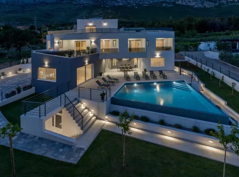 5 bedroom villa 350 m², All countries