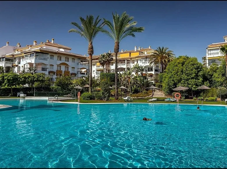 Mieszkanie 2 pokoi 107 m² Marbella, Hiszpania