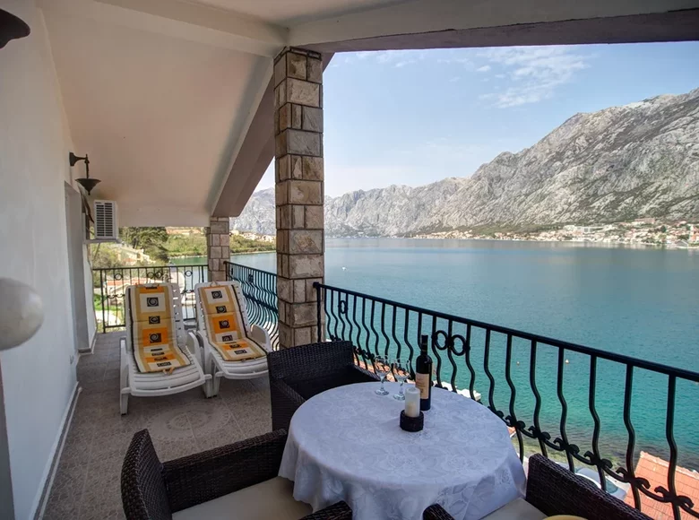 Casa 4 habitaciones 260 m² Kotor, Montenegro