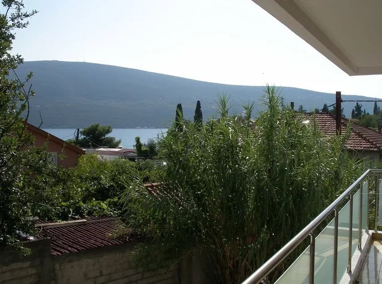 2 bedroom apartment 90 m² Baošići, Montenegro