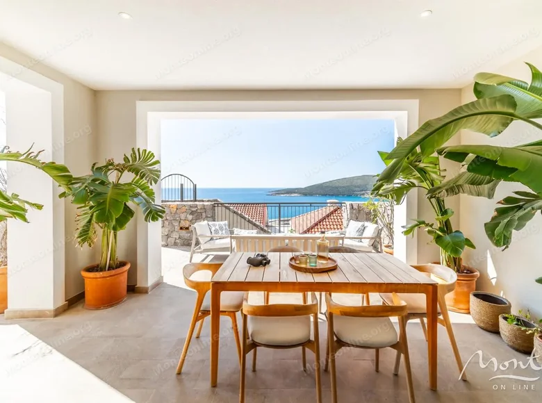 2 bedroom apartment 105 m² Tivat, Montenegro