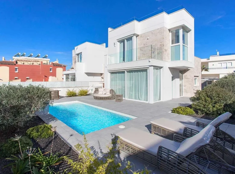 Villa de tres dormitorios 180 m² Torrevieja, España