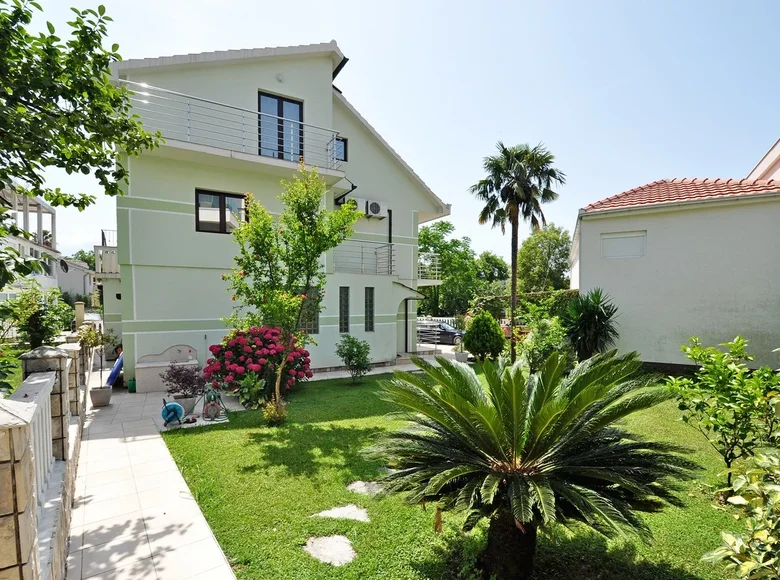 Casa 4 habitaciones 222 m² Tivat, Montenegro