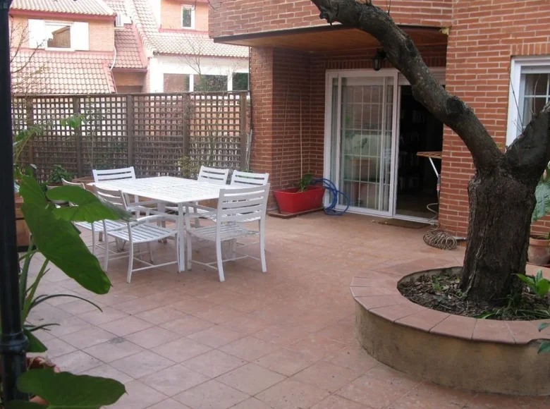 Szeregowiec 5 pokojów 333 m² Madryt, Hiszpania
