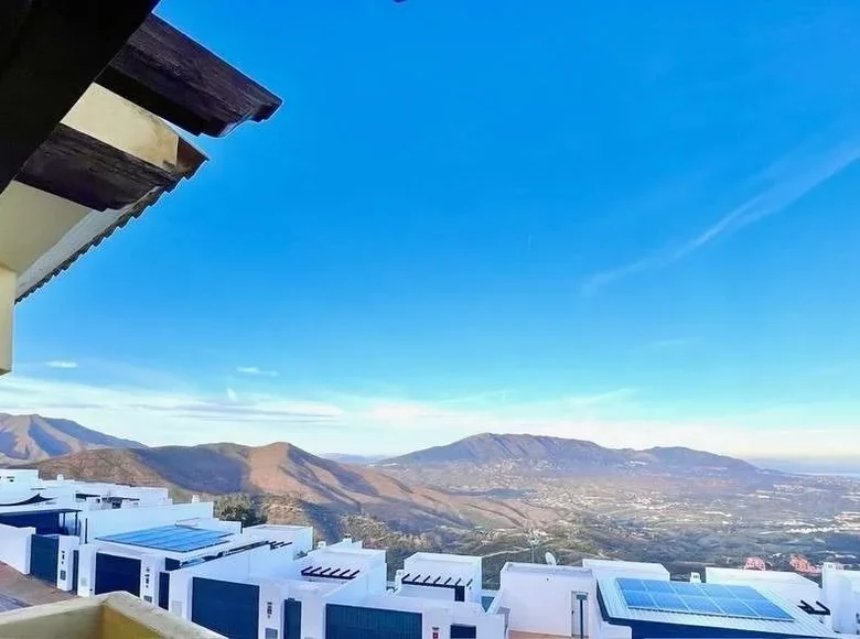 Townhouse 4 bedrooms 368 m² Marbella, Spain